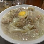 広州市場 西新宿店 - 粗挽き肉のワンタン麺