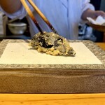 天ぷら よこい - 茄子。
      これこそ天つゆで食べたいのに、これは天紙に。
      なのでまずは藻塩。うんうん美味しい♪
      そして天つゆを吸わせて。。ｳﾏ━ ”(*>∀<)o ━ｽ!!!