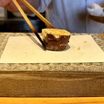 天ぷら よこい - さつまいも。
      ねっとり甘〜い紅あずま♡(*´ω`*)
      あらかじめ焼き芋にしてあるそうです。皮を剥かなくていい程度に焼くってのがキモなんですって♪