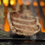 焼肉幸泉 - 表面をカリッと焼いたタン塩