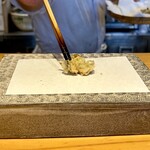 天ぷら よこい - 蕗のとう。
                                出ました季節の天ぷら、蕗のとう♪(≧∀≦)☆
                                春を告げるほろ苦さ、それを衣に閉じ込める。。
                                あ〜、日本酒飲みてぇ〜！車だから飲めん！(^◇^;)