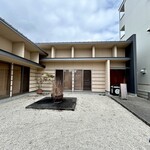 天ぷら よこい - 名古屋市内にこれだけの敷地の店構え。白砂が眩しい！