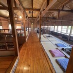 鎌田鳥山 - 二階に上がり、廊下の両サイドに畳席と囲炉裏の客席が広がる