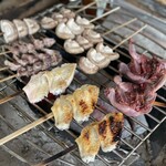 鎌田鳥山 - 野菜串の3:しいたけと、砂肝、手羽なかとうずらを焼いているところ