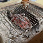 鎌田鳥山 - 囲炉裏には、炭が配られる