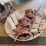 鎌田鳥山 - こっちは野鳥コースの右が❶うずら2本と左が❷野鳥つくね。こっちのお肉は、これだけなので、ちょっと少な目。