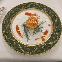 レストランプティフール - ホタテ貝のムースをサケで巻きイクラを乗せたものディルを添えて
