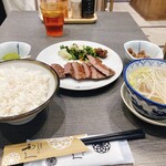 利久BOWLS - 決して安くない値段設定。ランチのピーク前にも関わらず、結構お客さんが入っていた。