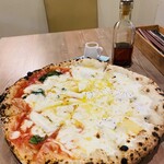 ピッツェリア ダ ロッコ - イタリア(マルゲリータとクアトロフォルマッジのハーフ＆ハーフ)