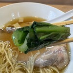 中華そば 深緑 - 「羅臼昆布と鰹節の中華そば」の小松菜
      2025年2月17日