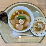 中華そば 深緑 - 羅臼昆布と鰹節の中華そば (知床鶏もも、もろみポーク 2枚) 1750円、知床鶏もも炙り焼き丼 450円
      2025年2月17日