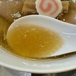 中華そば 深緑 - 「羅臼昆布と鰹節の中華そば」のスープ
      2025年2月17日