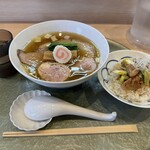 中華そば 深緑 - 羅臼昆布と鰹節の中華そば (知床鶏もも、もろみポーク 2枚) 1750円、知床鶏もも炙り焼き丼 450円
      2025年2月17日