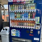 中華そば 深緑 - お店の前の自販機
      2025年2月17日