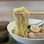 中華そば 深緑 - 「羅臼昆布と鰹節の中華そば」の麺
      2025年2月17日