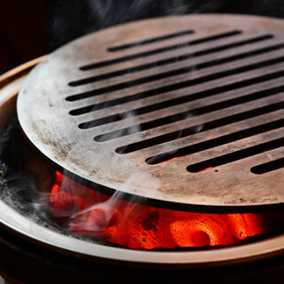 ＜日本の伝統技術を焼肉へ＞国産炭と特注鉄板の「炭焼鉄板焼肉」