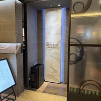 ダルマット 六本木ヒルズ店 - 〝クール〟な店構え｡