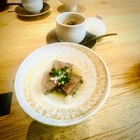肉寿司 肉和食 KINTAN コレド室町 - 前菜2種。牛タンの塩茹でと松前漬け乗せ豆腐