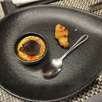 鉄板焼き 銀座 ポルトファーロ 本店 - チーズのクレームブリュレ 無花果とフレッシュトリュフ添え、トリュフのクロワッサン