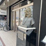 BELLA NOTTE - 店頭の銅像“俺か、俺以外か。“