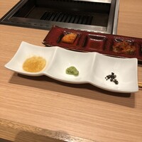 個室焼肉 銀座きたお - 左は柚子風味　タンと合わせます