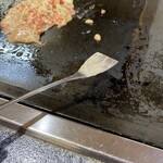 太助 - 柄の長いハガシ。スプーンみたいなカーブもついていて、これが思ったより使いやすい！もんじゃ初心者にもピッタシ！