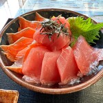 名護漁港水産物直販所（食堂） - マグロ・サーモン丼定食