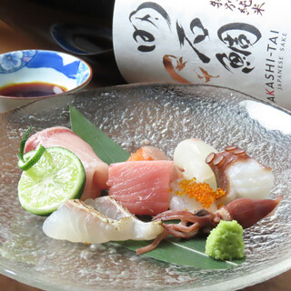 朝獲れの新鮮な”明石の魚”は素材の旨味引き立つ「お造里」で。