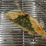 てんぷら 下村 - 白魚（大葉包み）