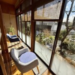 cafe ちどり - お庭を臨む縁側席もあります