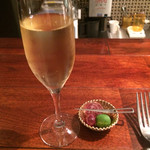 hikari-yurari - マルチレッティ “アトモスフィア”(1杯￥700)・自家製サラミとイタリア産美味しいオリーブ(￥300)