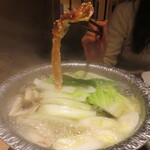 新宿 蟹いおり - 具材を入れて行きます。