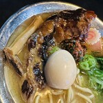 RAMEN HITONI YASASHIKU - 【煮干こいくち＝tpニラ辛×半コツsv味付玉子】