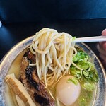 RAMEN HITONI YASASHIKU - 【煮干こいくち＝中太麺】