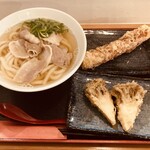 讃岐うどん酒場 川金 - 三元豚の肉うどん　ちくわ天　舞茸天