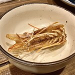 すし酒場 魚あるき - 「赤海老（税込￥400）」の頭をサービスで揚げてくれました…