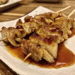 すし酒場 魚あるき - 「とり皮（タレ）（税込￥230）×2」