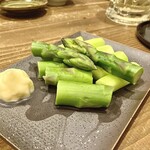 すし酒場 魚あるき - 「塩茹でアスパラ（税込￥580）×2」