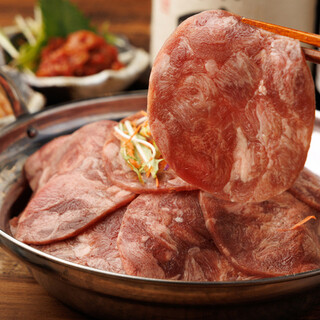 名物牛タン鍋や仙台牛タン焼きなど、極上の仙台牛タンを味わう