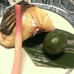 柊家旅館 - 焼き物と添えられた絶品の梅