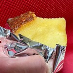 くにひろ屋 - カステラ生地に、ジュワッとブランデーとラム酒で染みていました。