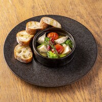 カマンベールチーズとトマト＆ブロッコリーのアヒージョ