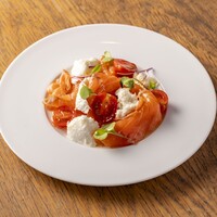 タスマニア産スモークサーモンと水牛モッツァレラのカプレーゼ