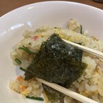 くるめや - 海苔で炒飯を巻いてパクり