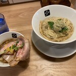 中華そば 髙野 - 名麺と芸術的なつけ汁のハーモニー