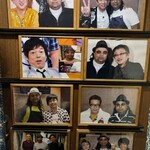 アリーズ キッチン - 入口付近　　有名人の写真が多数有りました。