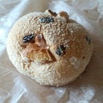 ツルヤ菓子舗 - 鳥嶋。中は黄身餡です。
クルミの香ばしさが合っていて、とてもおいしかったです。
