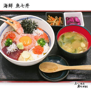 刺身やフライなどの定食と海鮮丼
