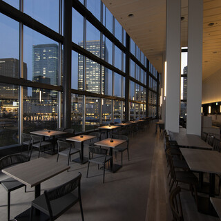 ”うめきた”を一望できる180席のダイニング