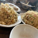 三代目 沖食堂 - 右が大盛り お皿が深めなのでボリューム満点